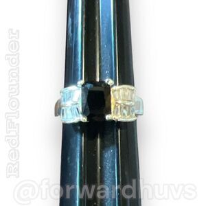 Gorgeous Silver Tone Size 7 Ring with Black Center Stone and Clear Rhinestone Ac